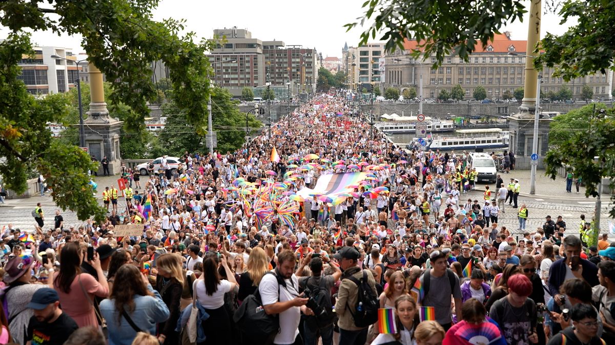 Ulicemi Prahy prošel desetitisícový průvod Prague Pride