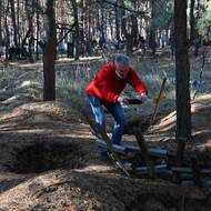 Ivo na hřbitově, kam Rusové sváželi oběti svých útoků, ale i mučení.