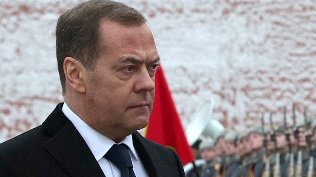Jste imbecilové, vzkázal evropským lídrům Medvěděv