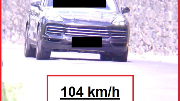 Mladíkovi za volantem porsche naměřili v centru Žatce 104 km/h