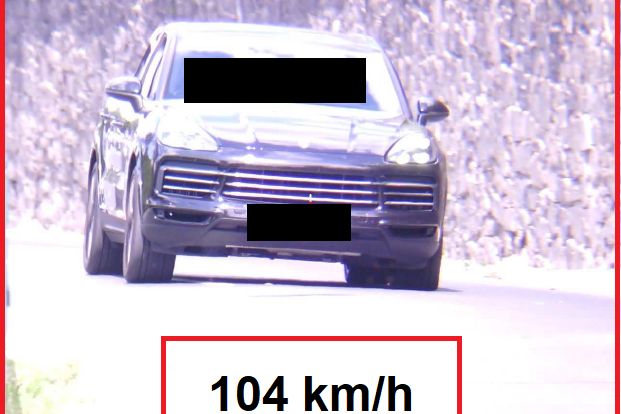 Mladíkovi za volantem porsche naměřili v centru Žatce 104 km/h