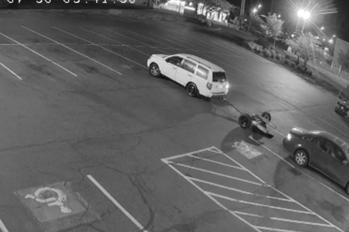 Američan si chtěl sám odtáhnout auto. Zvrhlo se to v neuvěřitelnou grotesku