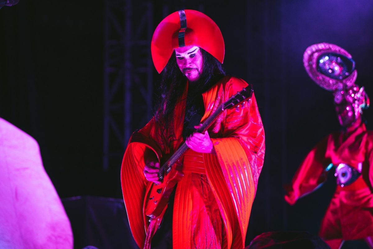 Empire of the Sun poprvé v Praze. Barevná show lákala hlavně mladé