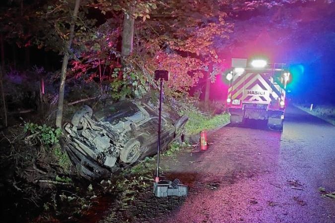 Řidič na Pelhřimovsku převrátil auto na střechu, vymlouval se na srnky. Test odhalil alkohol i THC