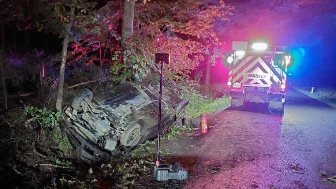 Řidič na Pelhřimovsku převrátil auto na střechu, vymlouval se na zvěř. Test odhalil alkohol i THC