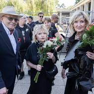 Jan Přeučil, Eva Hrušková a Zuzana Bubílková před Strašnickou smuteční síní