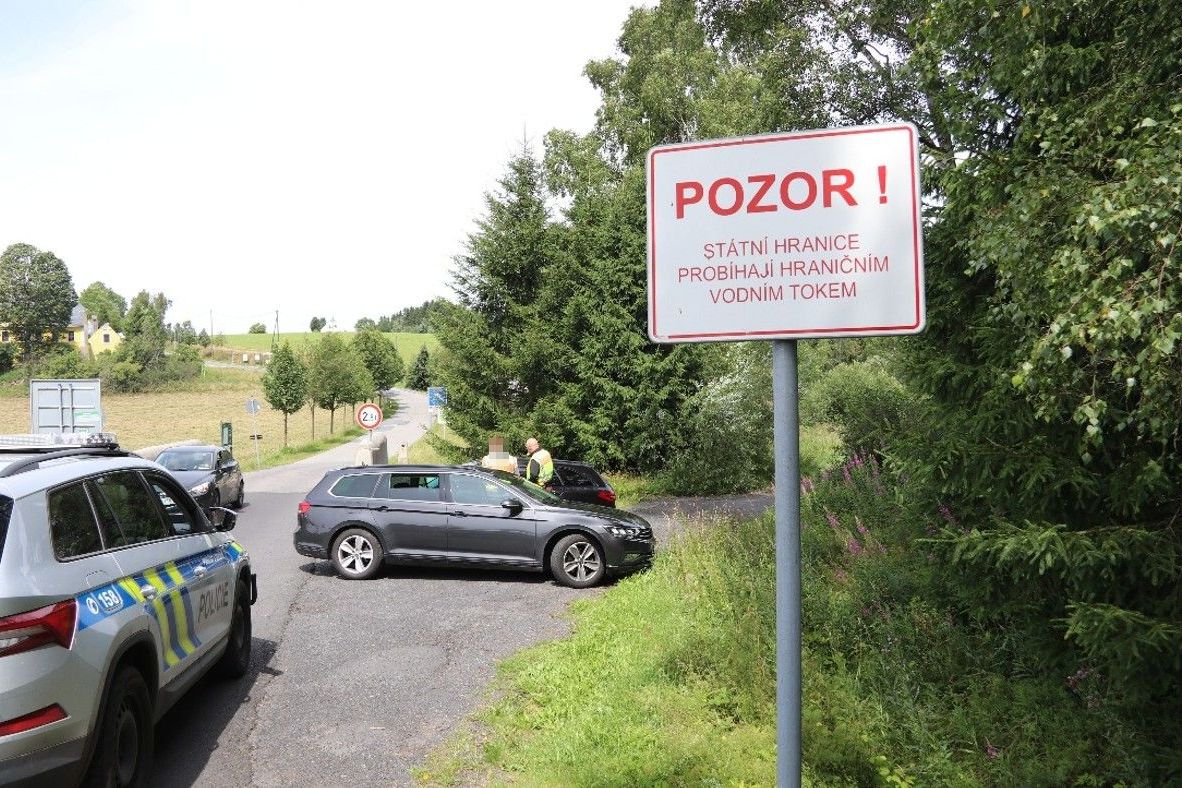 Nelegální cesta Iráčanů do Německa skončila na hranici na Chomutovsku, řidič putoval do vazby