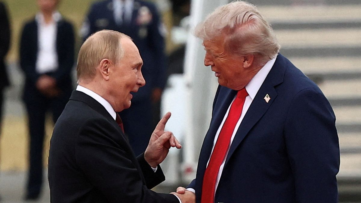 Masového vraha Putina přivítal Trump vřele. Čeští politici reagují na setkání na Aljašce