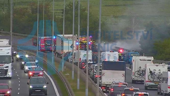 Požár auta přerušil provoz na Pražském okruhu