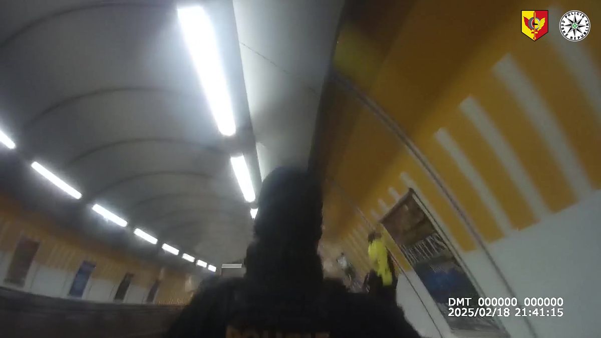 Zoufalý výtržník s nožem skončil v psychiatrické léčebně. Záznam zadržení je nejlepším policejním videem