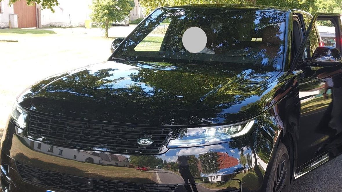 Řidič luxusního SUV si s majákem za sklem vynucoval průjezd na D1