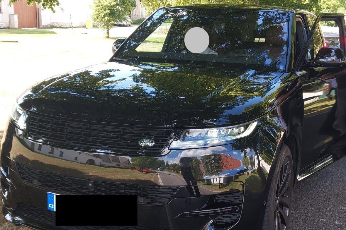Řidič luxusního SUV si s majákem za sklem vynucoval průjezd na D1