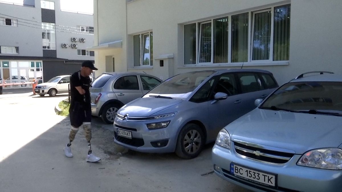 Přišel o čtyři končetiny. Dnes řídí auto a pomáhá dalším vojákům vrátit se do života