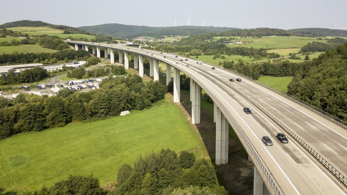 Matka v Belgii skočila s desetiměsíčním dítětem z dálničního viaduktu do hloubky 80 metrů