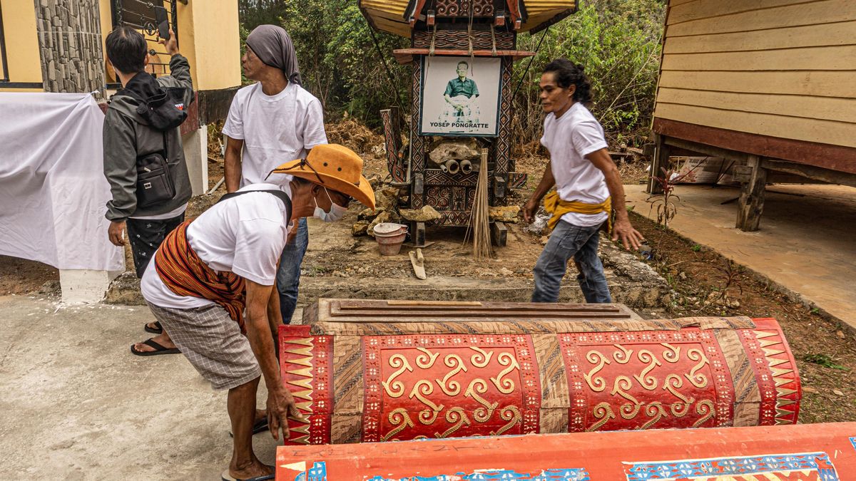 FOTO: Rituál, který nemá obdoby. Na Sulawesi vytahují zesnulé z hrobek a čistí jejich těla