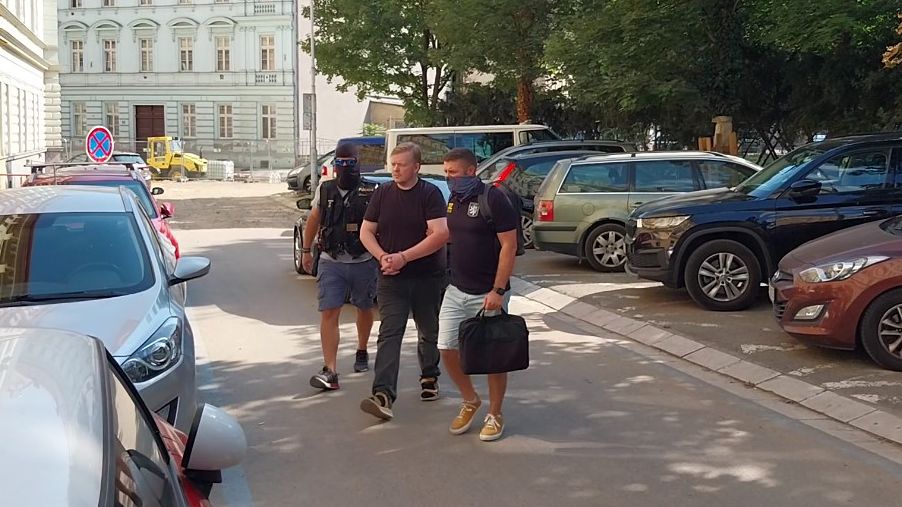 Vyšetřovatel bitcionové kauzy z NCOZ má na krku trestní oznámení, další měl ovlivňovat svědky