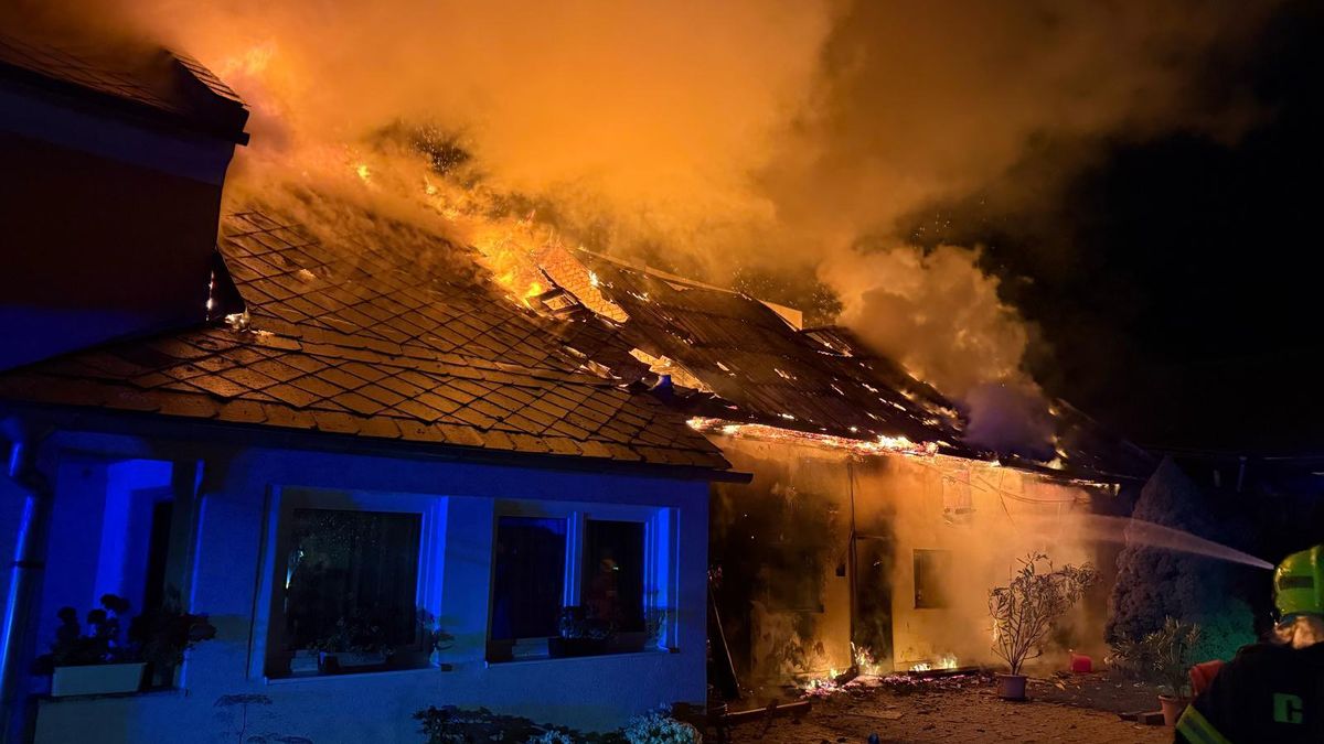 Plameny na Šumpersku zlikvidovaly hospodářské stavení a střechu rodinného domu