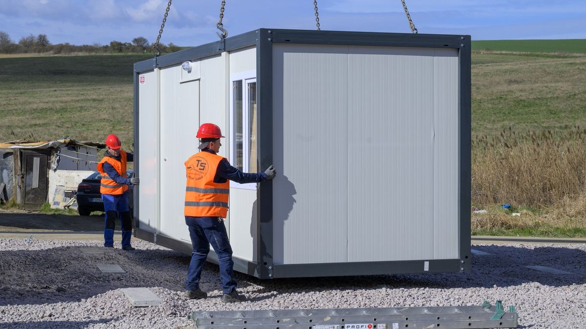 Řidič náklaďáku s unimobuňkou narazil v Brně do mostu a zablokoval dopravu