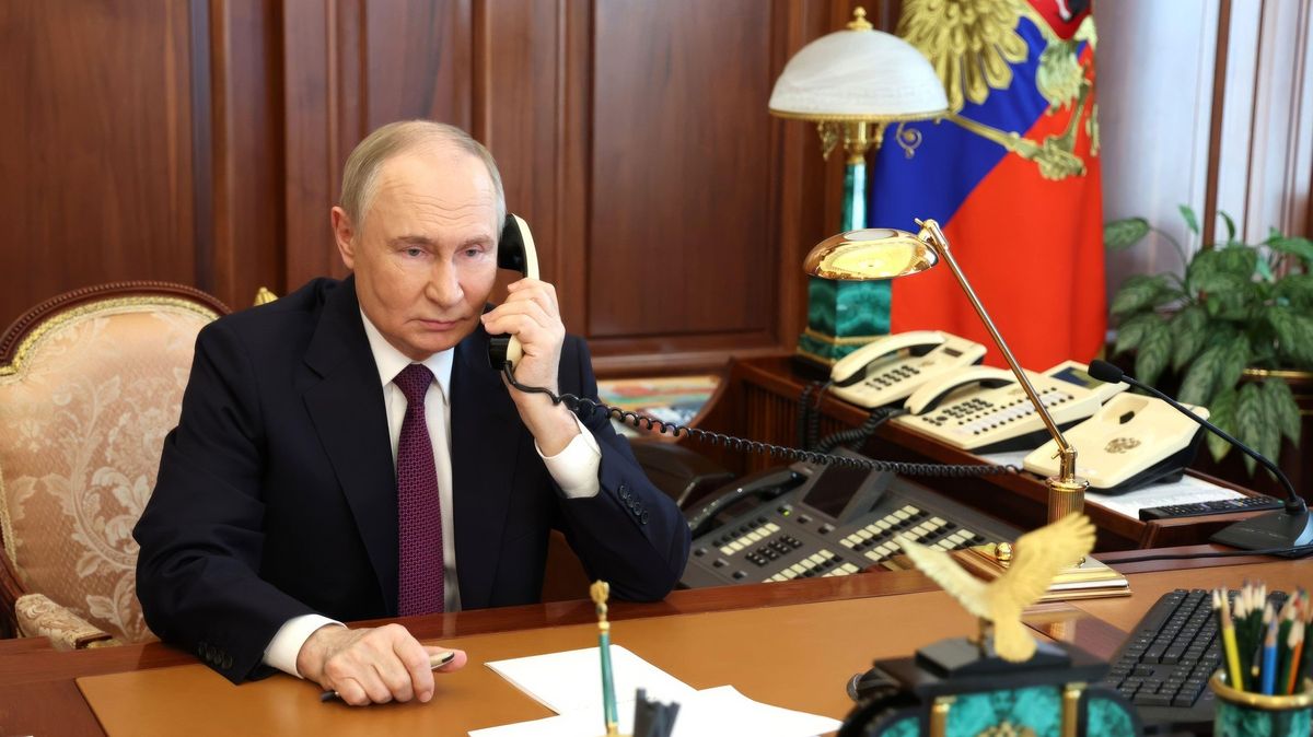 Chci se s ním sejít sám. Putin v telefonátu razantně odmítl Trumpovu účast na jednání se Zelenským