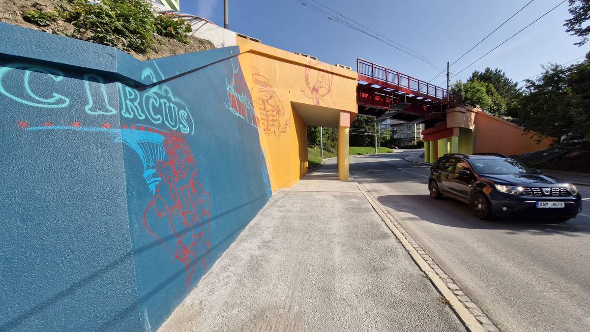 Mural vznikající na železničním mostě v Havlíčkově ulici v Jihlavě.