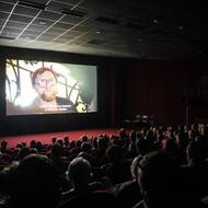 K filmu probíhají diskuse, byl promítán také v předpremiérách. Na plátně je záběr z filmu, pohled do tváře Robina Kvapila.