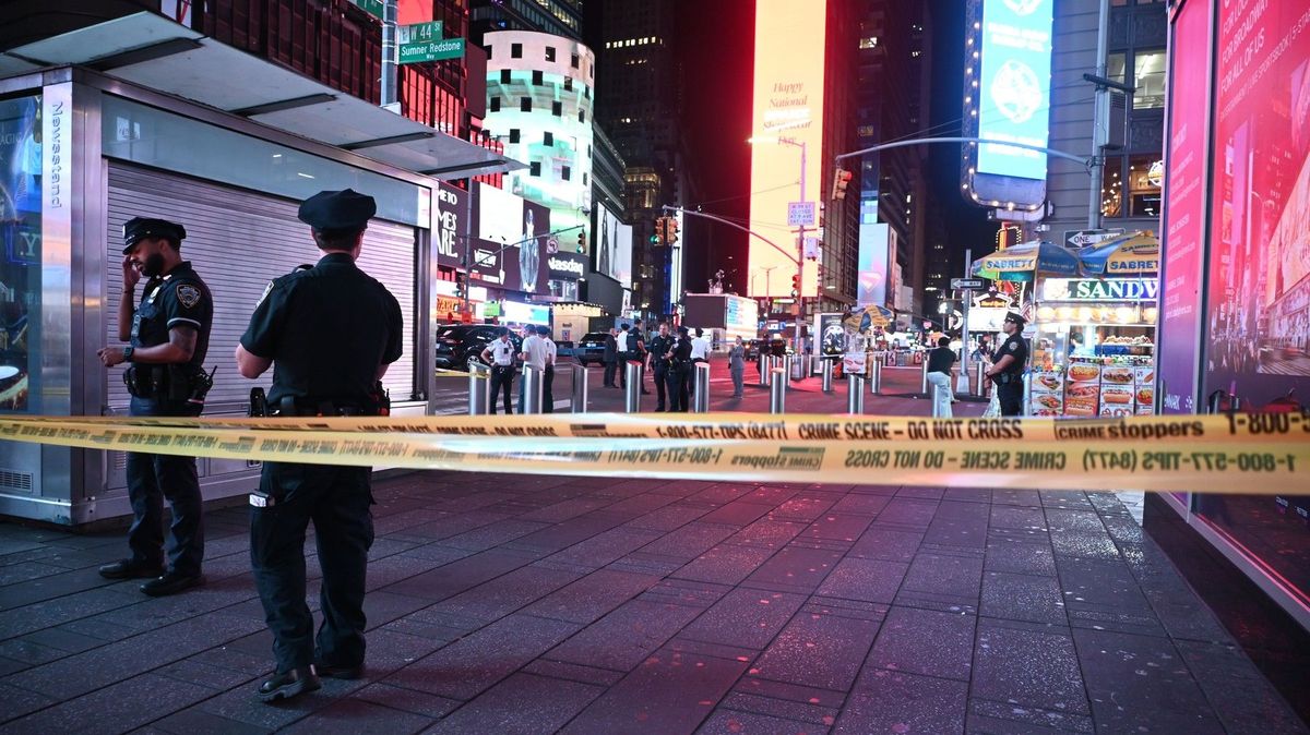 Střelba na Times Square si vyžádala tři zraněné, podezřelý 17letý mladík je ve vazbě