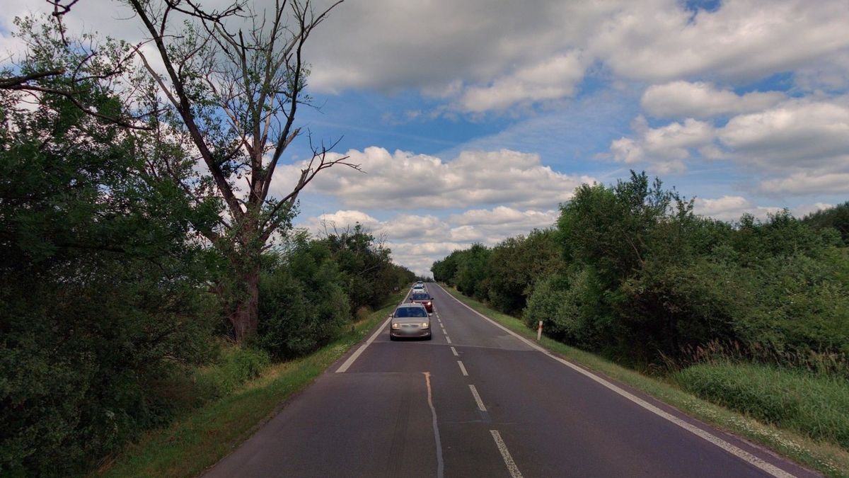Chodce na Českolipsku zabily dlažební kostky padající z náklaďáku, který se vyhýbal motorce