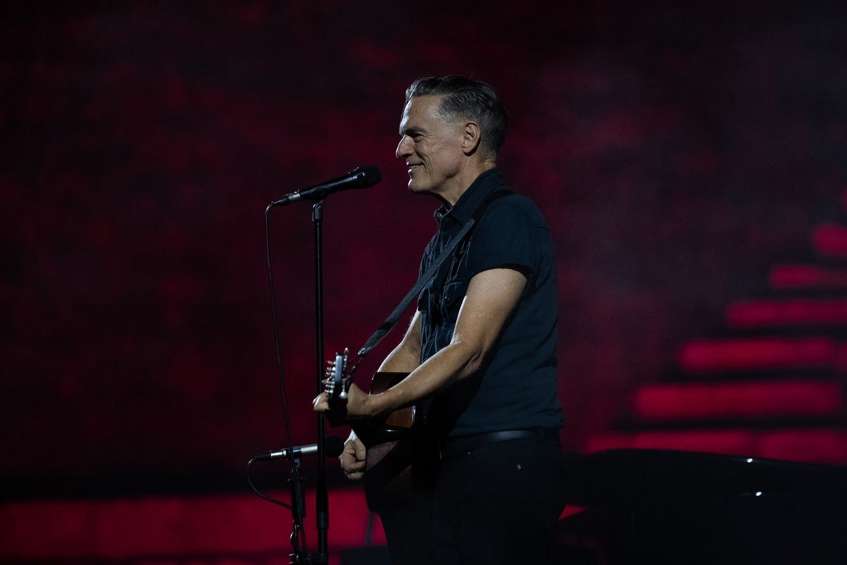 RECENZE: Bryan Adams do Hradce přiletěl, servíroval rokenrol a i ženy si svlékaly trička