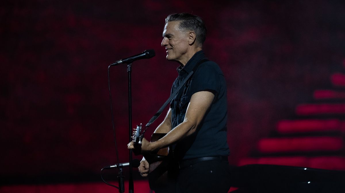 RECENZE: Bryan Adams do Hradce přiletěl, servíroval rokenrol a i ženy si svlékaly trička