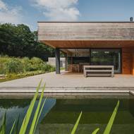 Jezírko navazuje přímo na terasu, z ní lze do jeho vod sestoupit po schůdcích v rohu.