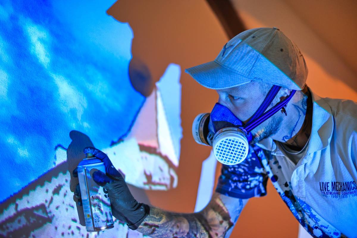 Martin Fendrych musel často při sprejování používat také masku.