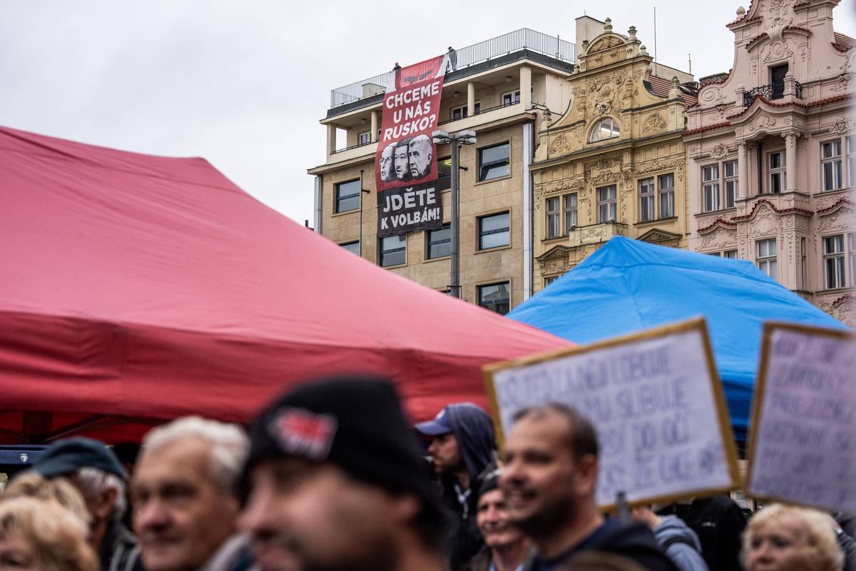 Mítink Andreje Babiše v Plzni v pozadí s obřím transparentem. 
