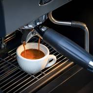 Samozřejmostí je pořádná páka včetně trysky pro napěnění mléka.