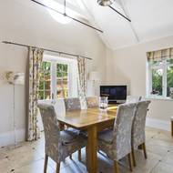 Z kuchyně lze vycházet ven na zahradu.