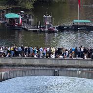 Mosty byly plné přihlížejících lidí.