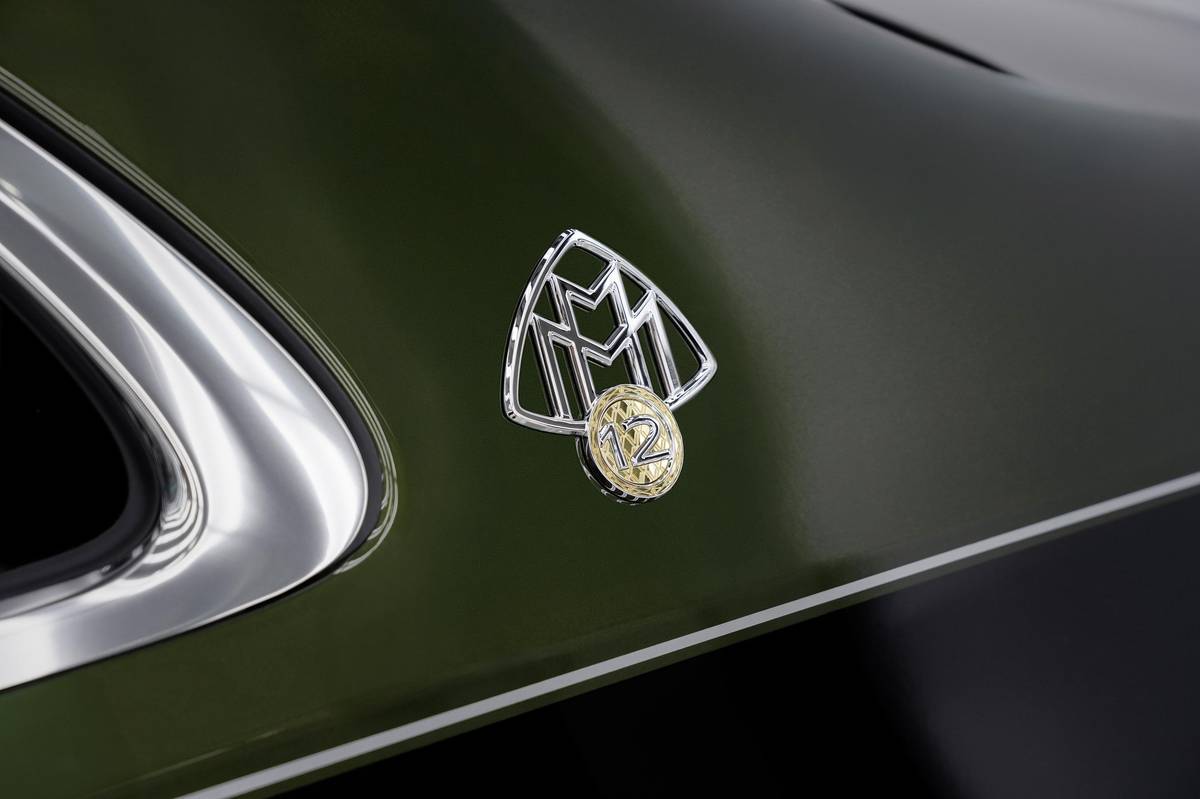 Exteriér zdobí kromě unikátního laku také plaketka s dekory ze zlata.