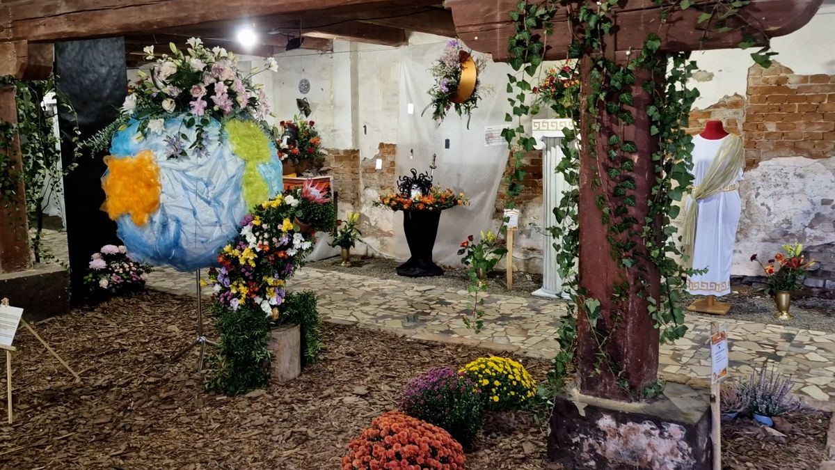 Pestrobarevná květinová expozice ve Věžkách se nesla v duchu řecké mytologie