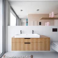 Základem je podlaha a stěny opatřené stěrkou, která je doplněna drobnějším, barevně výraznějším keramickým obkladem. Dřevěná skříňka je na míru vyrobena truhlářem. Dřevo je v koupelně potřeba důkladně ošetřit tak, aby bylo možné jej použít do vlhkých prostor.