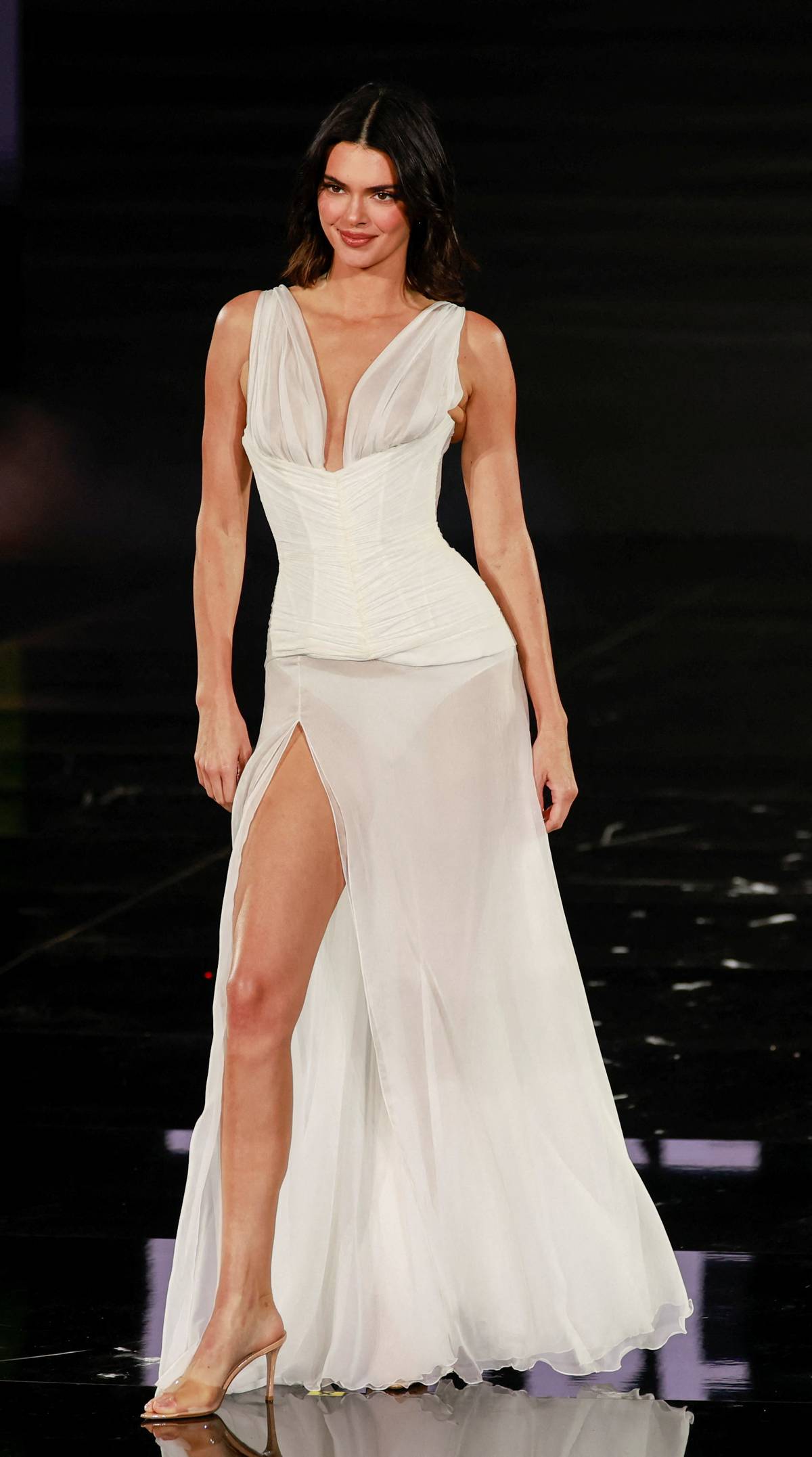 V půvabných bílých šatech se po mole prošla úspěšná modelka Kendall Jennerová.