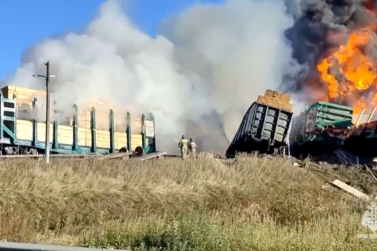 V Rusku po srážce s kamionem vzplál vlak s cisternami benzinu