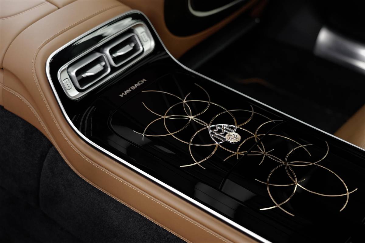 Zadní středová konzola se speciálním zdobením nabídne držák skleniček na šampaňské.