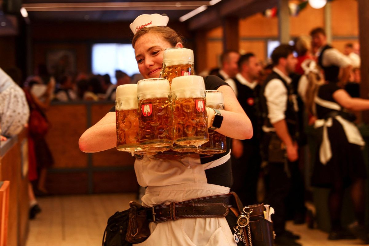 O’zapft is! V Mnichově začal Oktoberfest, primátor narazil první sud