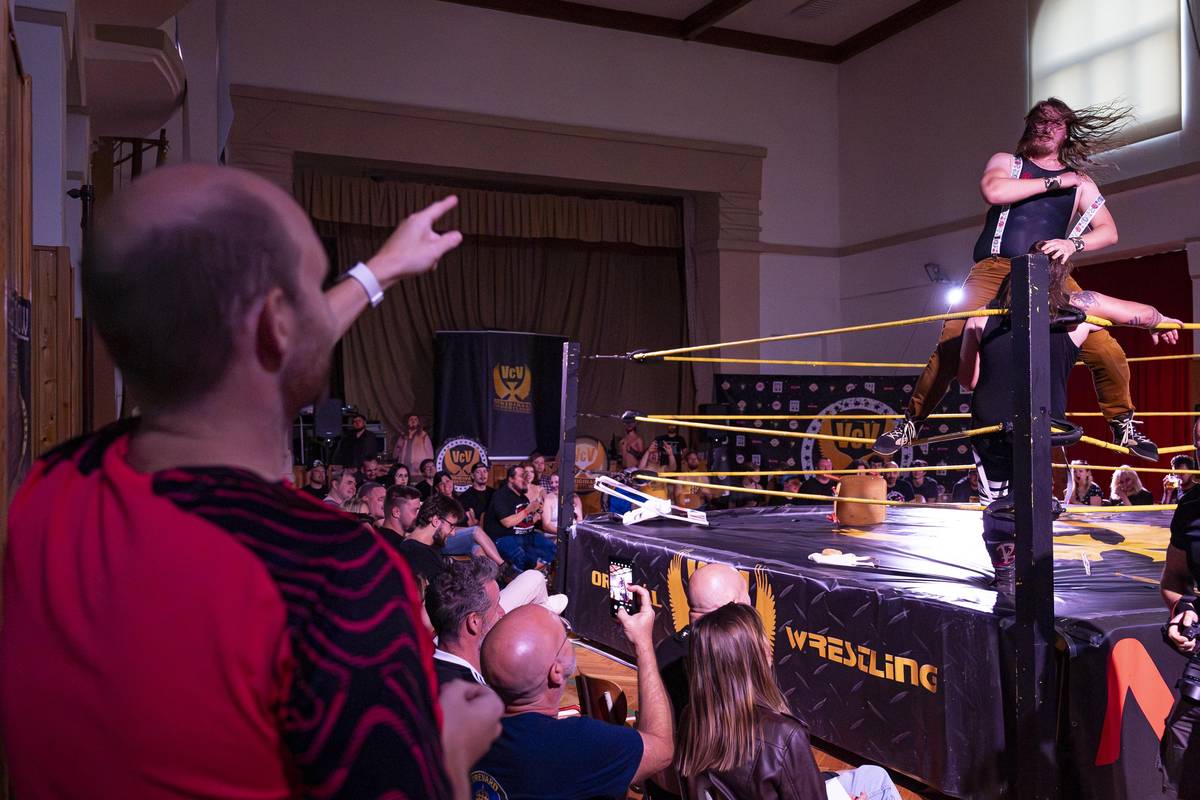 Slušně zaplněná hala TJ Sokol Jinonice viděla 23. září během večera šest zápasů.