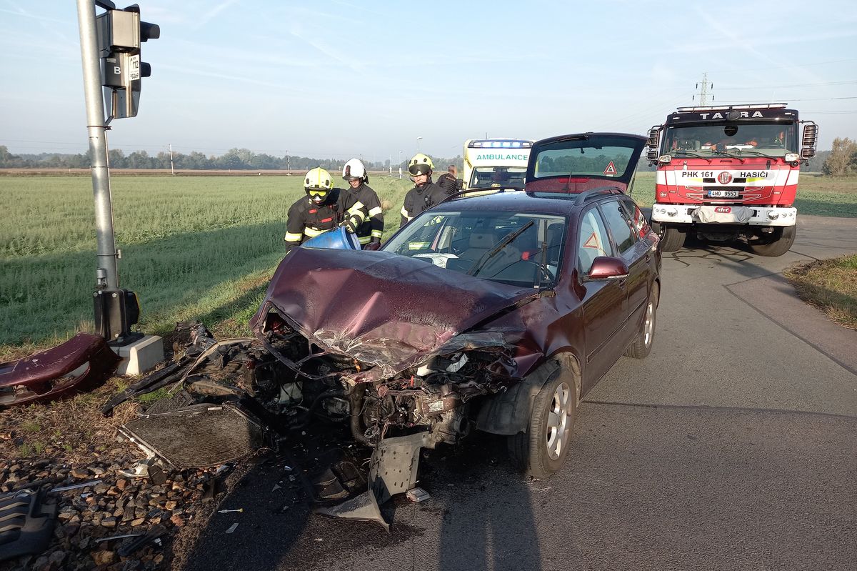 Vlak se v Hradci Králové střetl s osobním autem. Řidič utrpěl lehké zranění