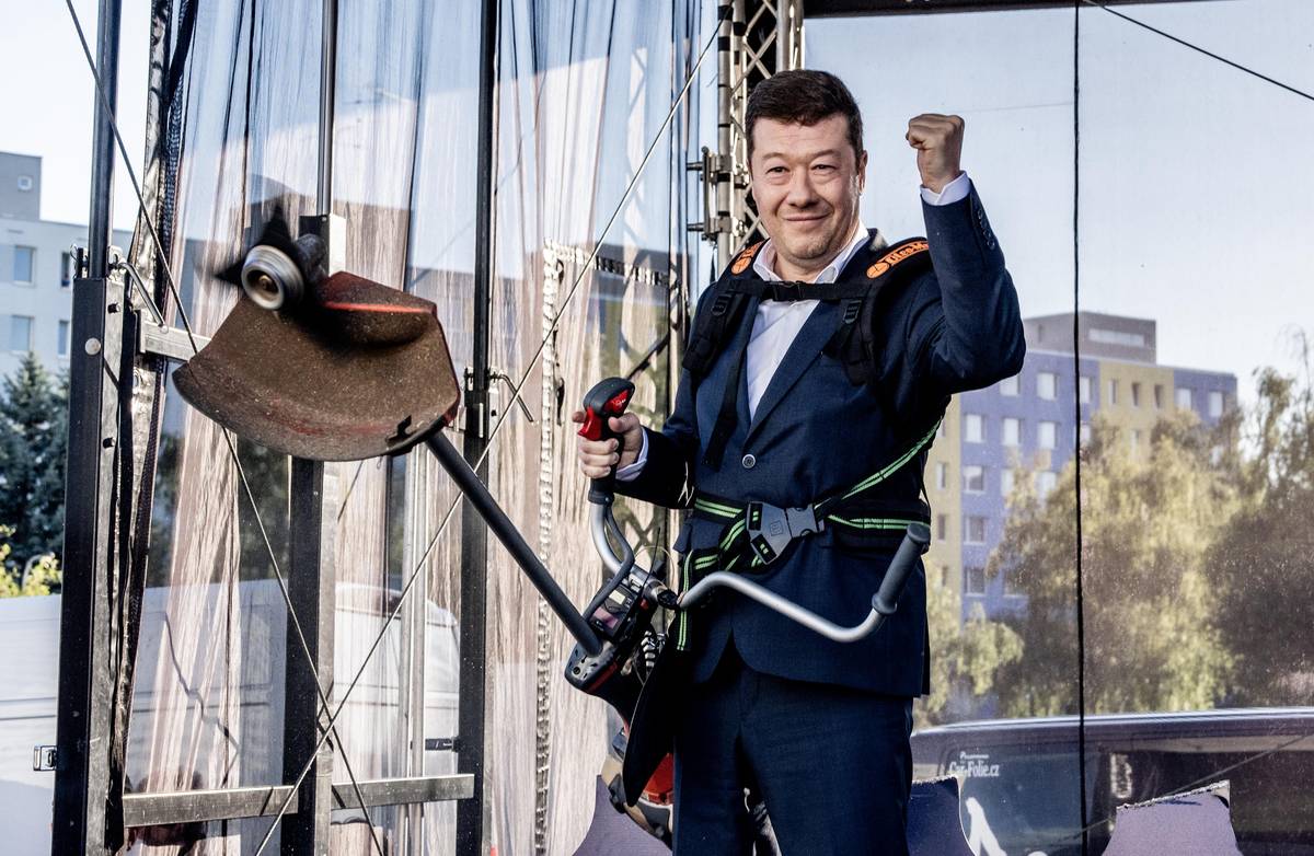 Tomio Okamura  předvedl práci s křovinořezem.