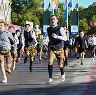 Pivachtiví Němci na zahájení Oktobefrestu. Chcete zapadnout? Doporučují se tradiční kožené kalhoty.