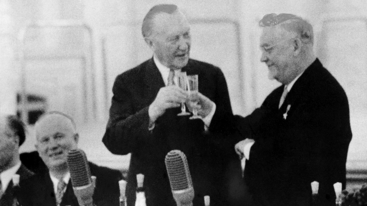 Za půl milionu se vydražila lahev vína, které Adenauer vezl do Moskvy