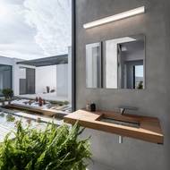 Koupelna v rodinném domě má velkorysé prosklení. Díky tomu lze krásně pracovat s živými květinami. Neutrální základ ve formě stěrek je doplněn pouze výraznějším dřevěným umyvadlem. 