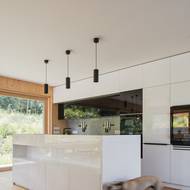 Zařízení kuchyně je vyrobeno na zakázku.