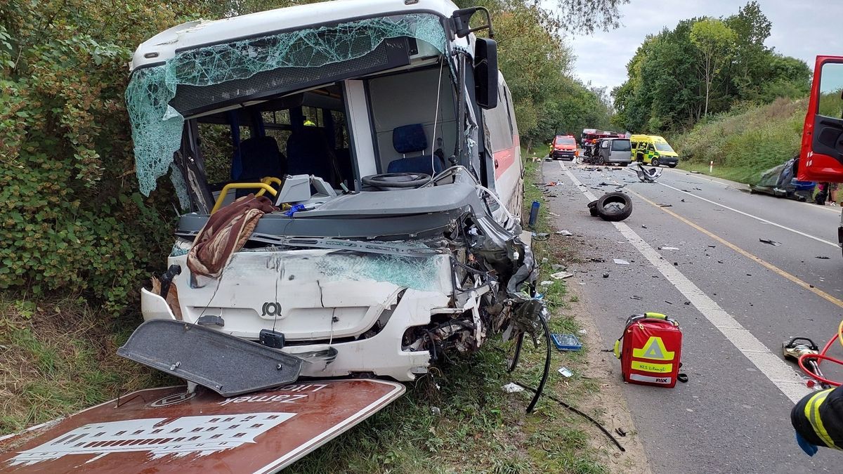 Vážná nehoda autobusu a dodávky na Svitavsku, devět zraněných